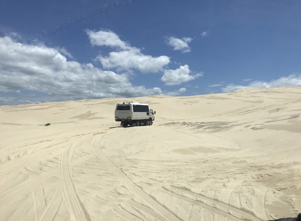 시드니에서 북동쪽으로 약 200km 지점에 위치한 곳으로 바다와 사구지형이 절묘하게 공존하여 이국적이고 신비로운 분위기를 자아냅니다. 1770년 영국의 탐험가 제임스 쿡 선장님이 자신의 친구인 해군본부장 필립 스티븐스의 이름을 따서 지은 곳이며, 평화롭고 아름다운 장소로 유명해 매년 수많은 관광객이 방문하여 매우 인기가 높은 장소입니다.